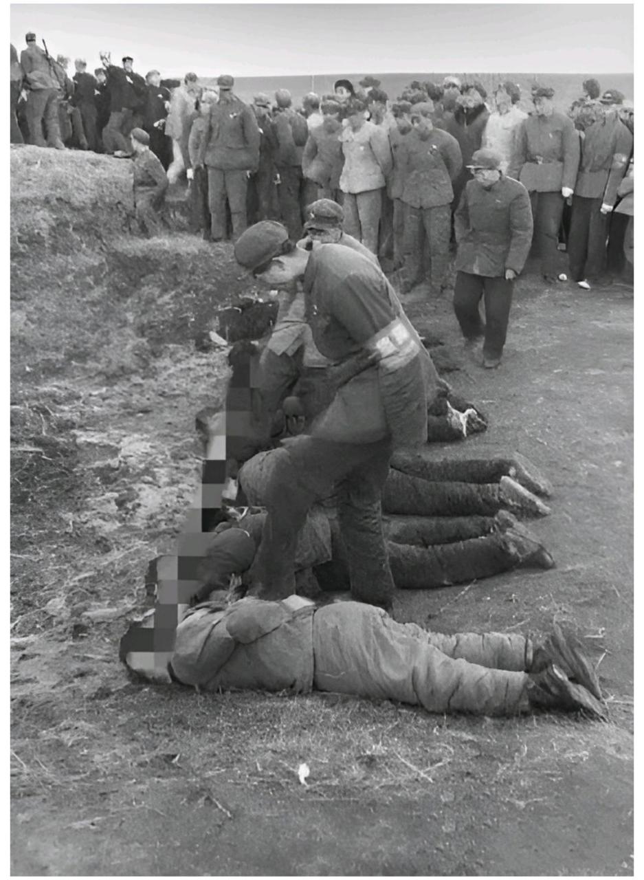 60年代,几名将被执行死刑的犯人,画面中的他们排成一排,跪在地上,背