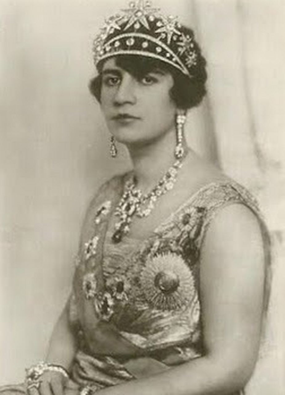 这两天看阿富汗的书,看到当年阿曼努拉国王的王后索拉娅,两人一起出访