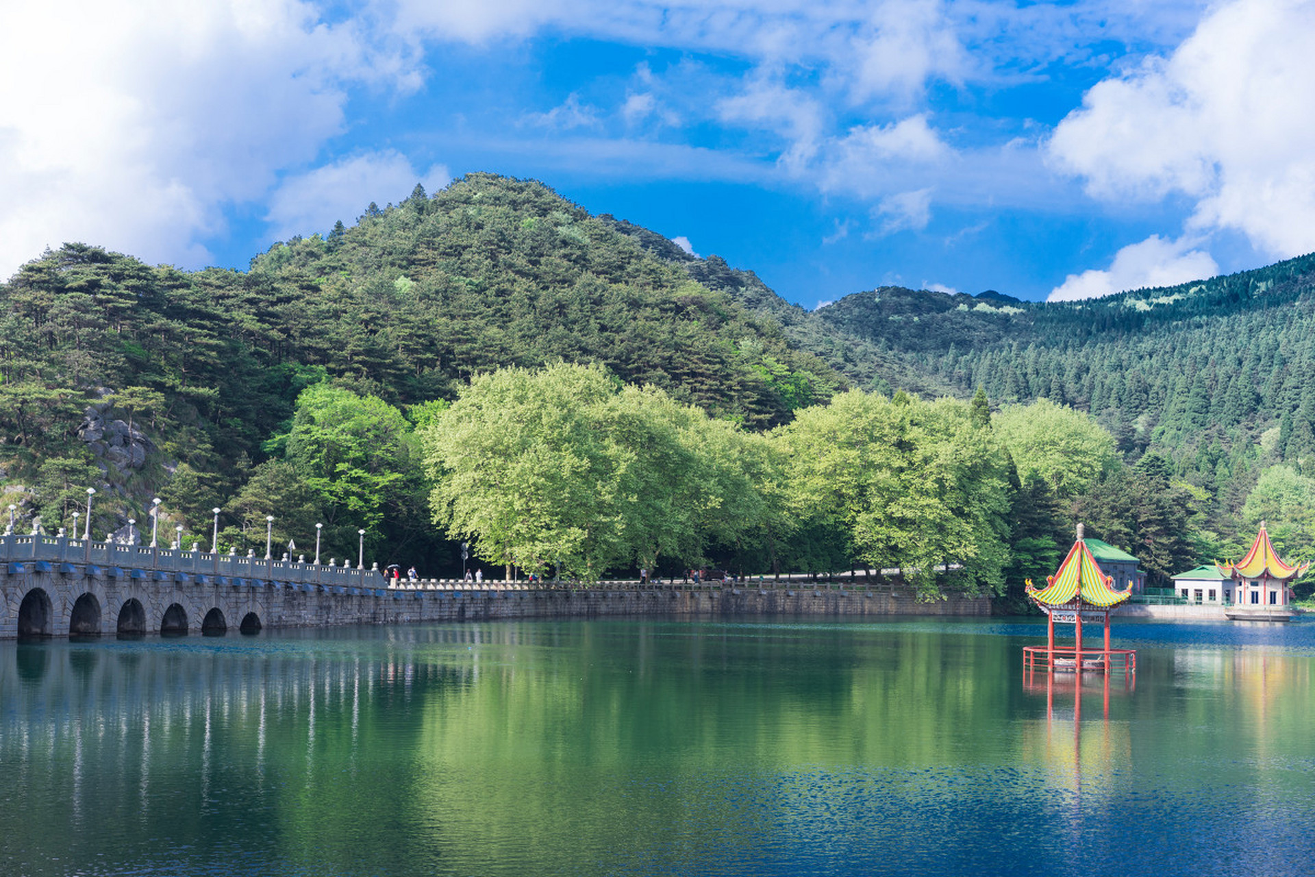 芦林湖四周群山环抱,苍松翠柏,景致优美