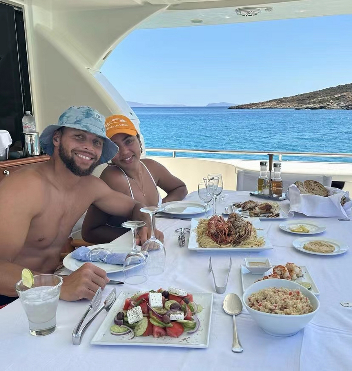 库里和老婆阿耶莎外出度假. 阿耶莎连续在个人社交账号晒出照片.