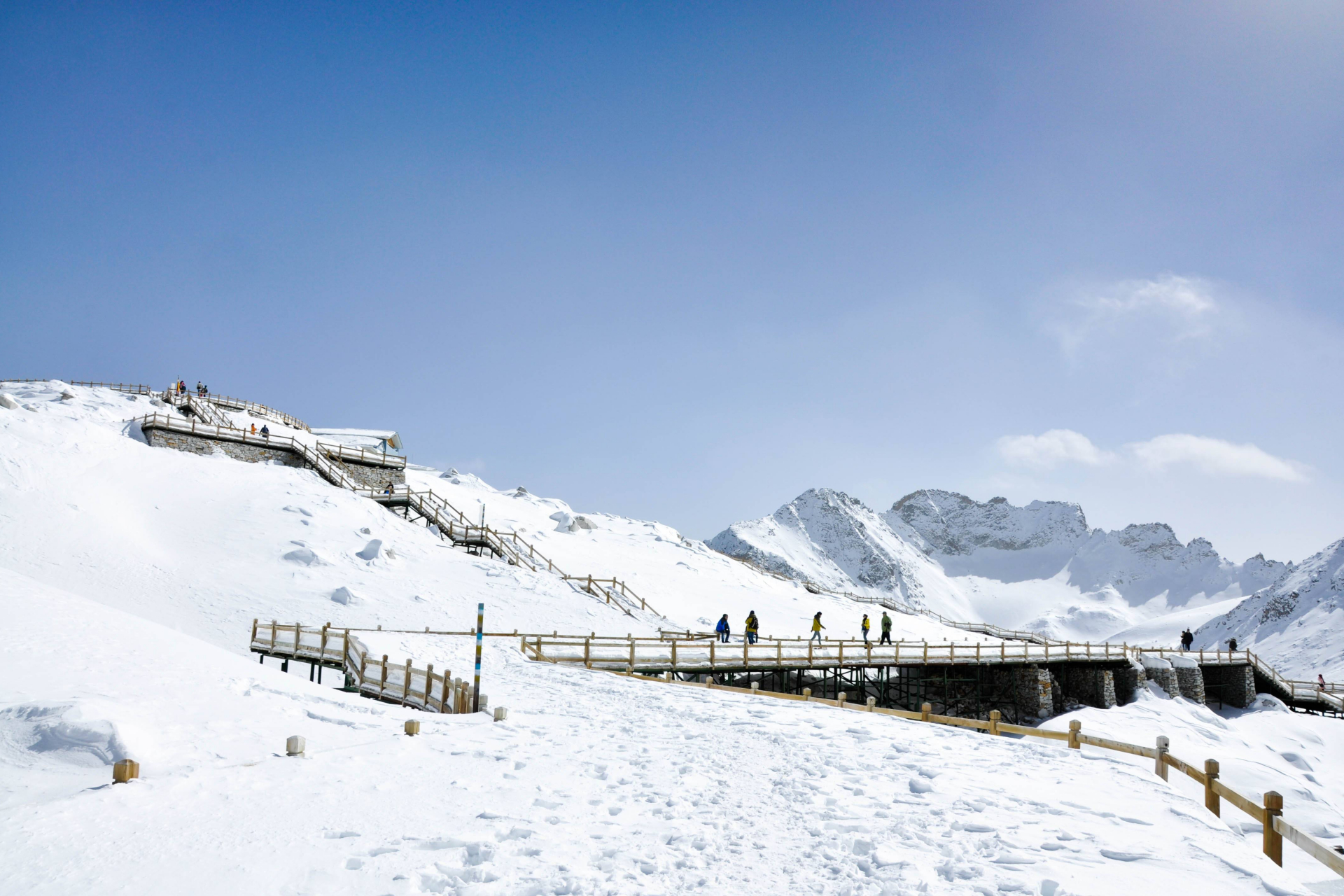 四川达古冰川:这里是aaaa级景区,这里拥有着丰富的旅游资源,是一处集