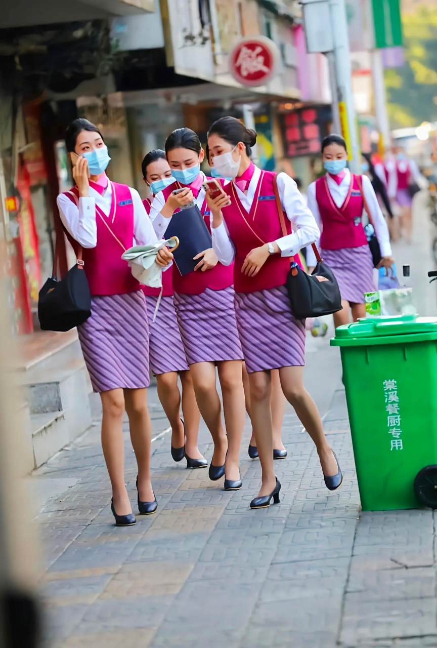 南航空乘小仙女下班街拍