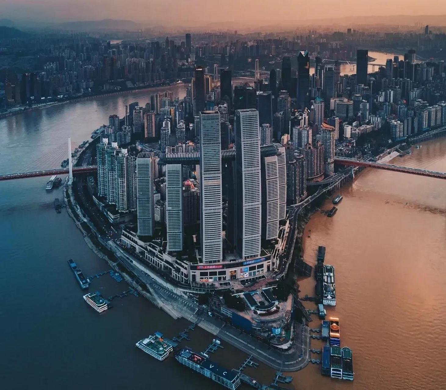 重庆朝天门,武汉南岸嘴,同样是两江交汇处,你更喜欢哪一个?