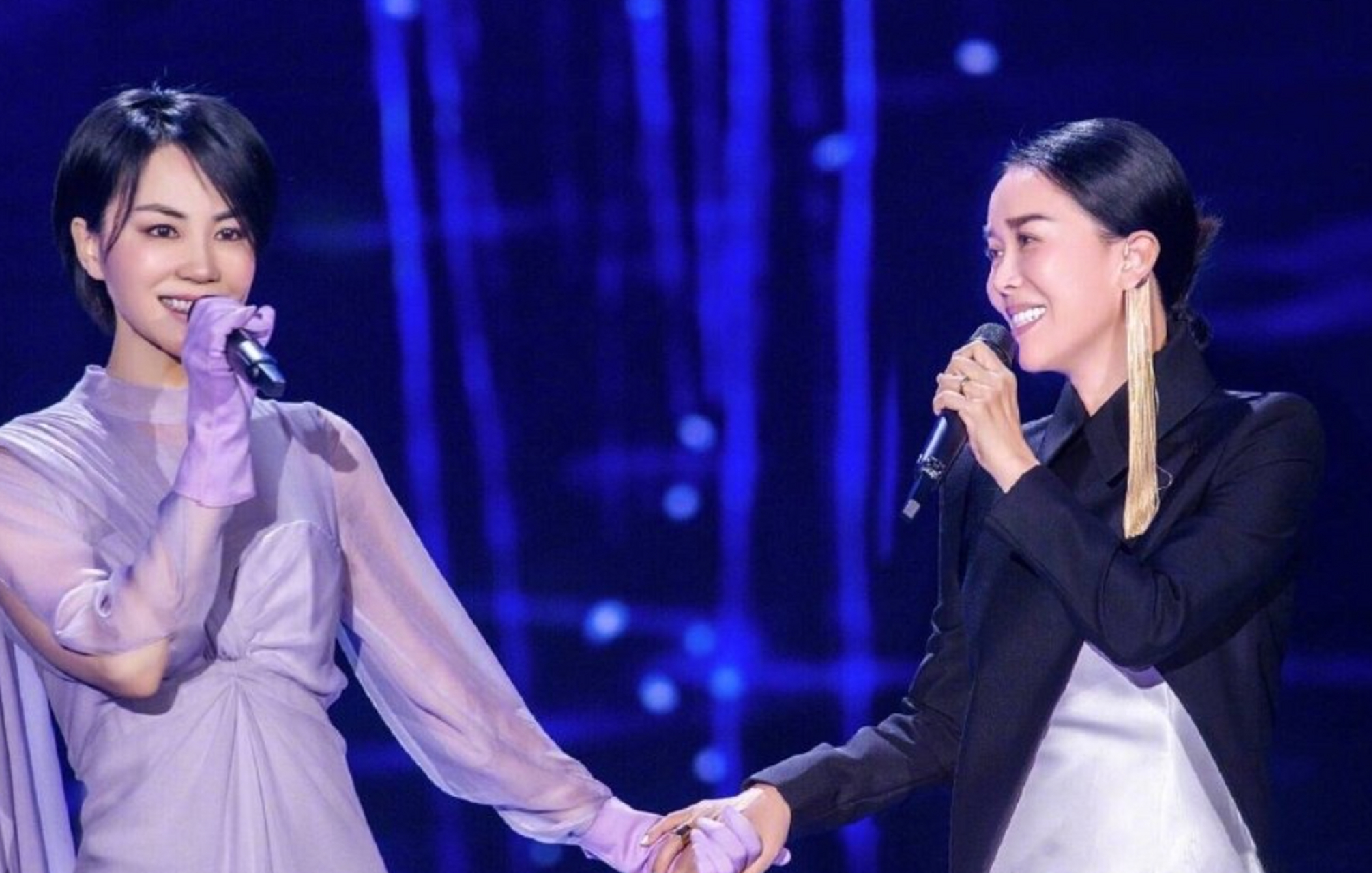 王菲和那英关系是真的好啊,看来天后的闺蜜也只能是天后级别啊