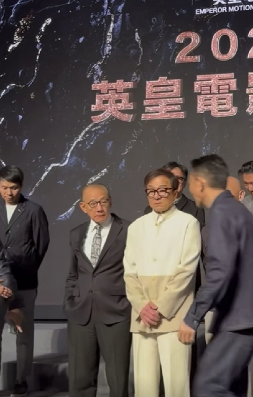 刘德华  成龙 活动同台,刘德华低调的站在拐角,最后成龙大哥一直叫,硬