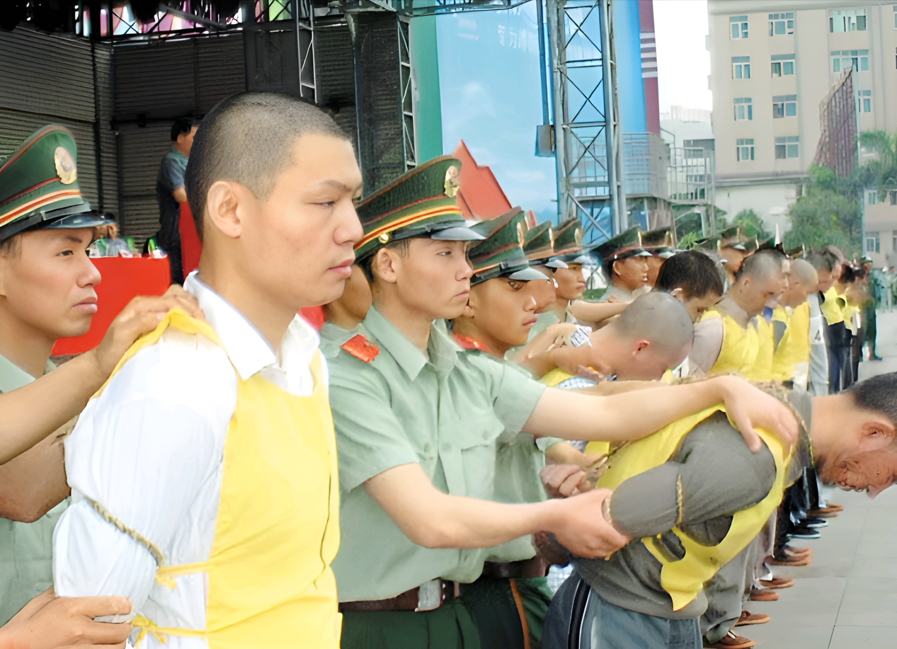 2004年,东莞厚街广场的公审大会现场,在群众的围观下,其中15人被判处