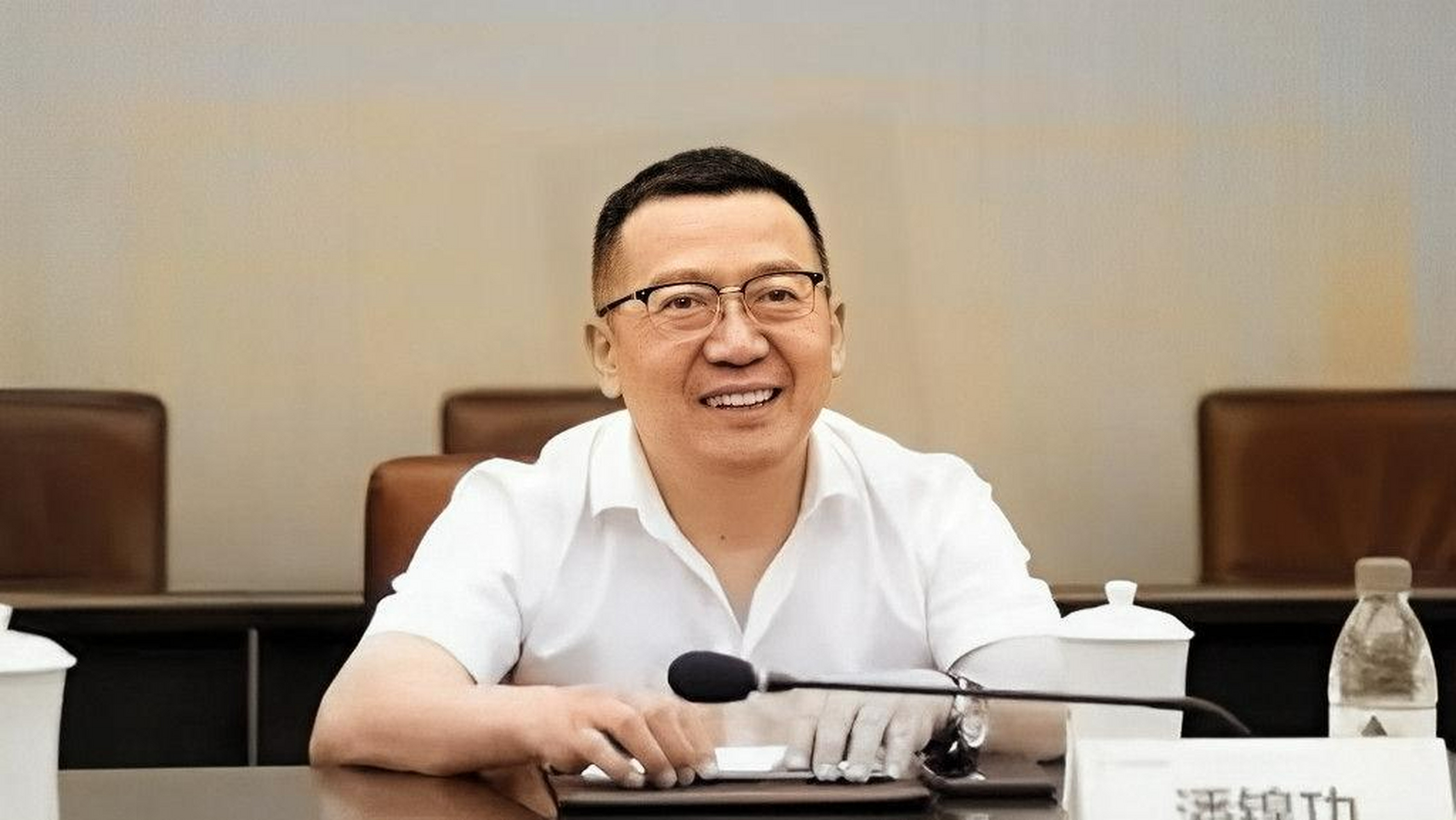 中国科学家潘锦功成功研制出发电玻璃,立马联系我国驻美大使馆希望能