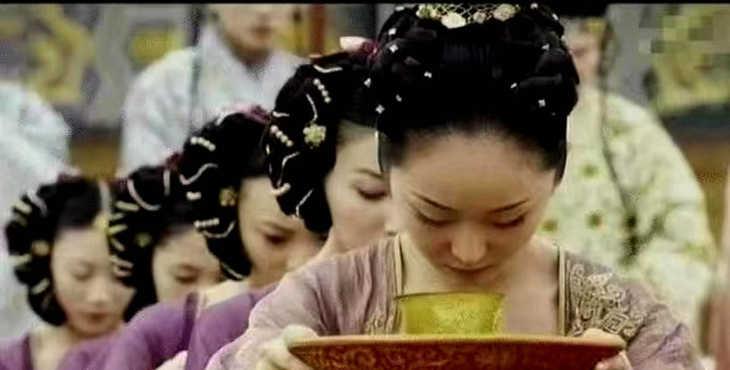 巩俐在电影《满城尽带黄金甲》中的形象非常符合唐朝的审美.