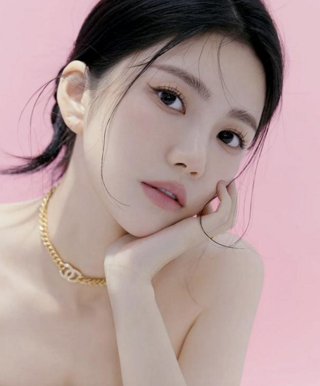 近日,杜淳老婆王灿在社交平台晒出了一组写真照,照片中王灿皮肤白皙