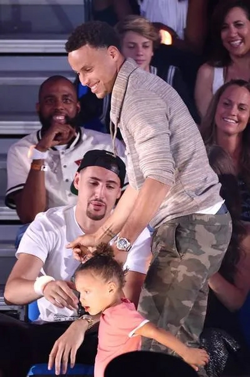 斯蒂芬库里的大女儿莱利和库里就像小情人一样.