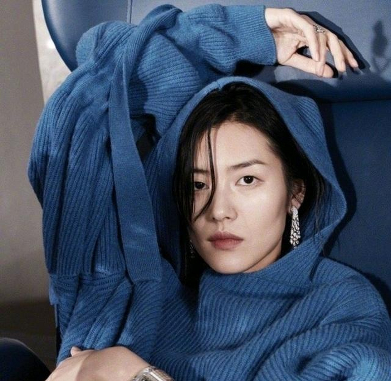 刘雯面部表情略显严肃,搭配上金属的方形耳环,给人一种超a的感觉,酷酷