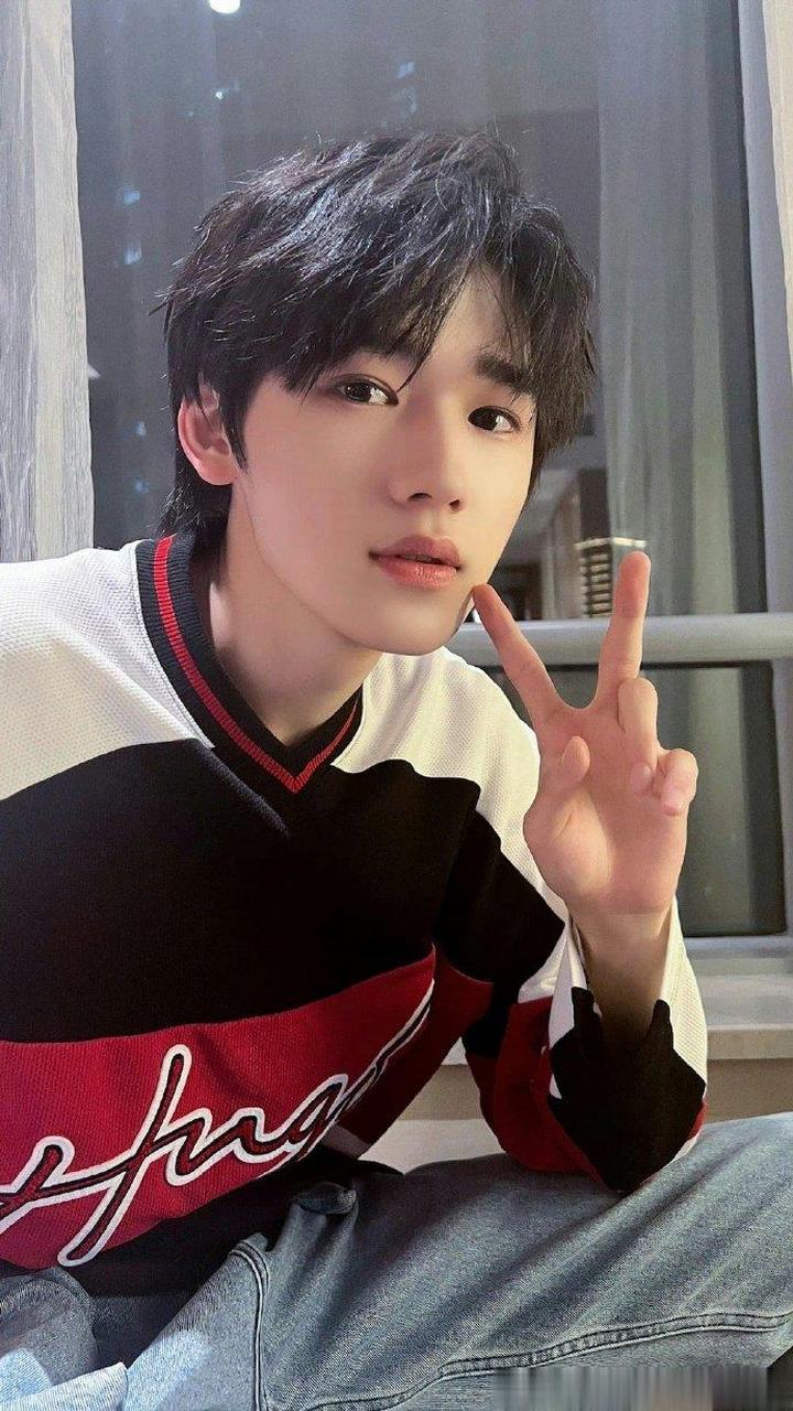 #宋亚轩日落比耶随拍# 宋亚轩比耶小合集 小树杈再现身!可可爱爱超心