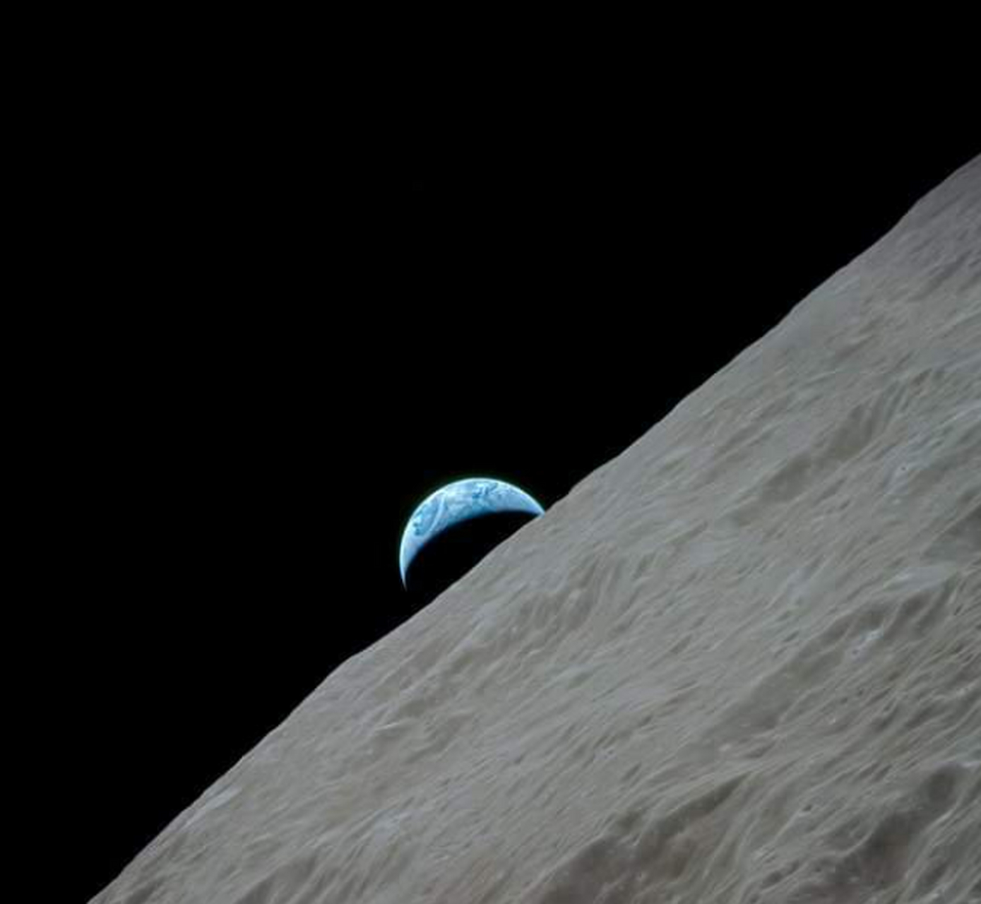 从这个角度来看,从月球上看到的地球就像另一个新月球一样,悬挂在月球