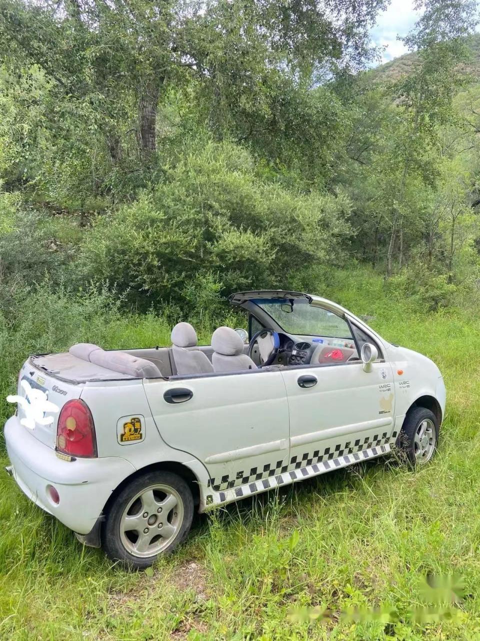 如图,一代名车奇瑞qq,改成两座硬顶敞篷"跑车",如果采用现代车企技术