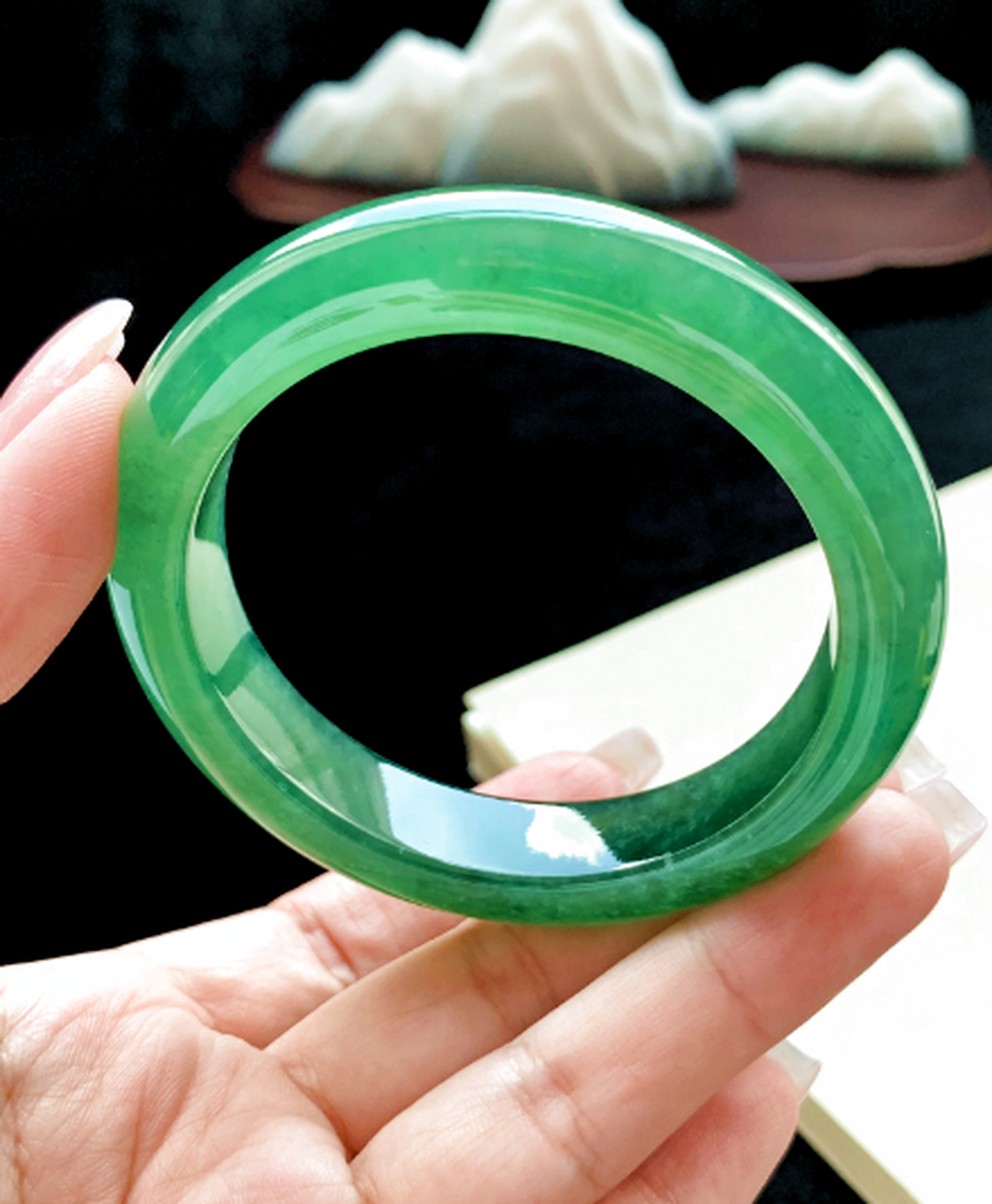 点击头像看直播# #翡翠珠宝#蛋清种翡翠内部干净无暇,浊而不混就鲜乔