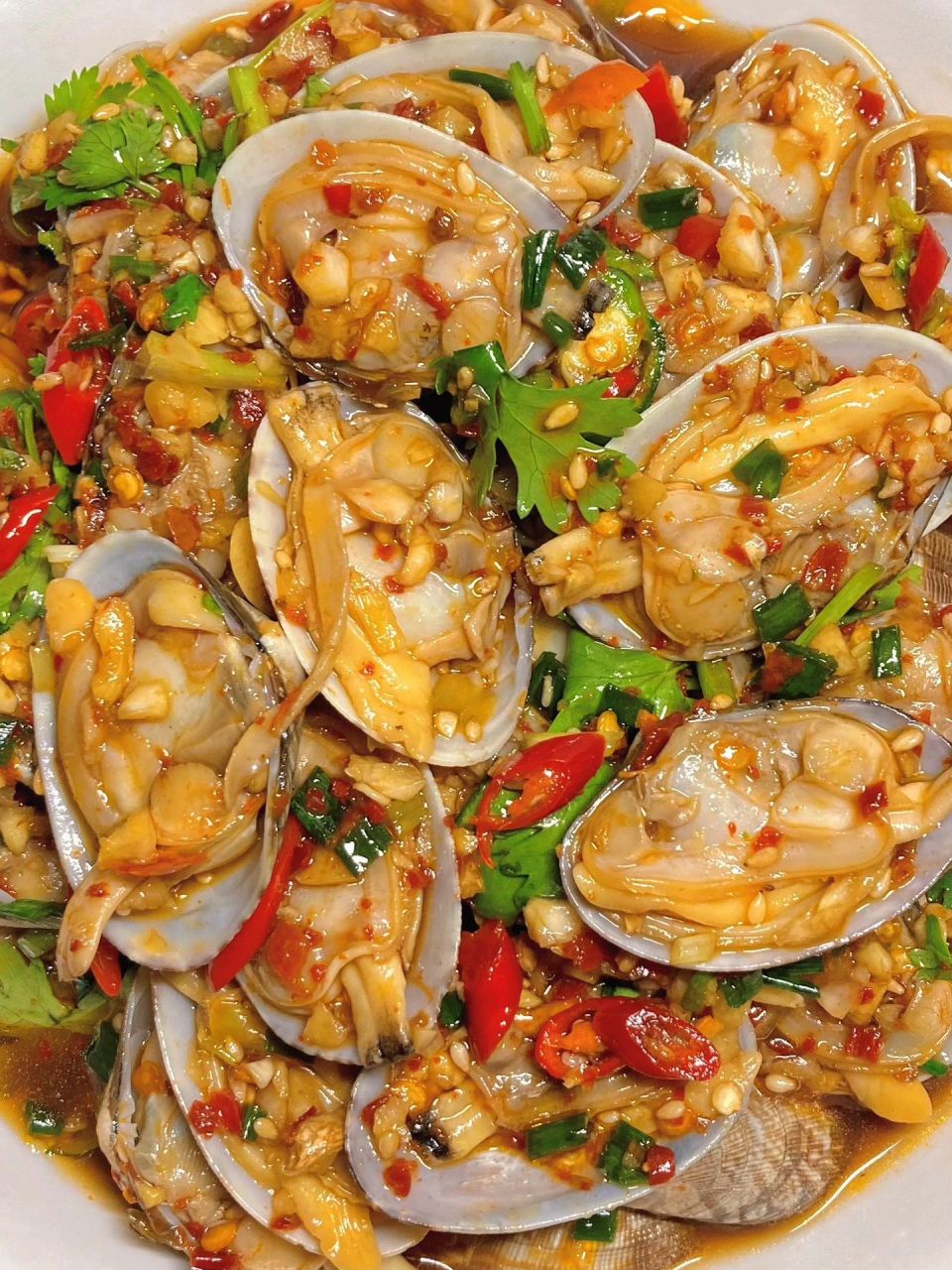 那你一定要试试这道凉拌花甲,酸辣开胃,蒜香十足,一口一个完全停不