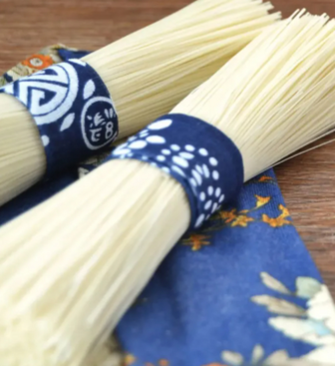 石家庄藁城宫面,根根空心,煮熟后一窝金丝吸饱了热汤,根根透亮,想想都