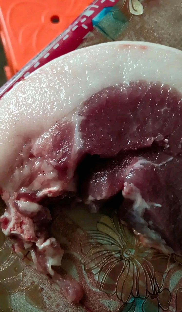 老公买回来的猪肉颜色这么深,该不会是老母猪肉吧?