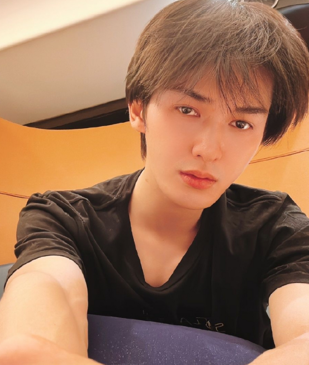 朱正廷素颜晒自拍  近日,朱正廷身穿黑色短袖,素颜晒自拍.