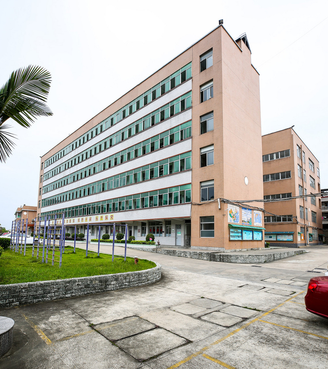 福州超德中学是一所2000年首批通过福州市教育局验收的全日制完全中学