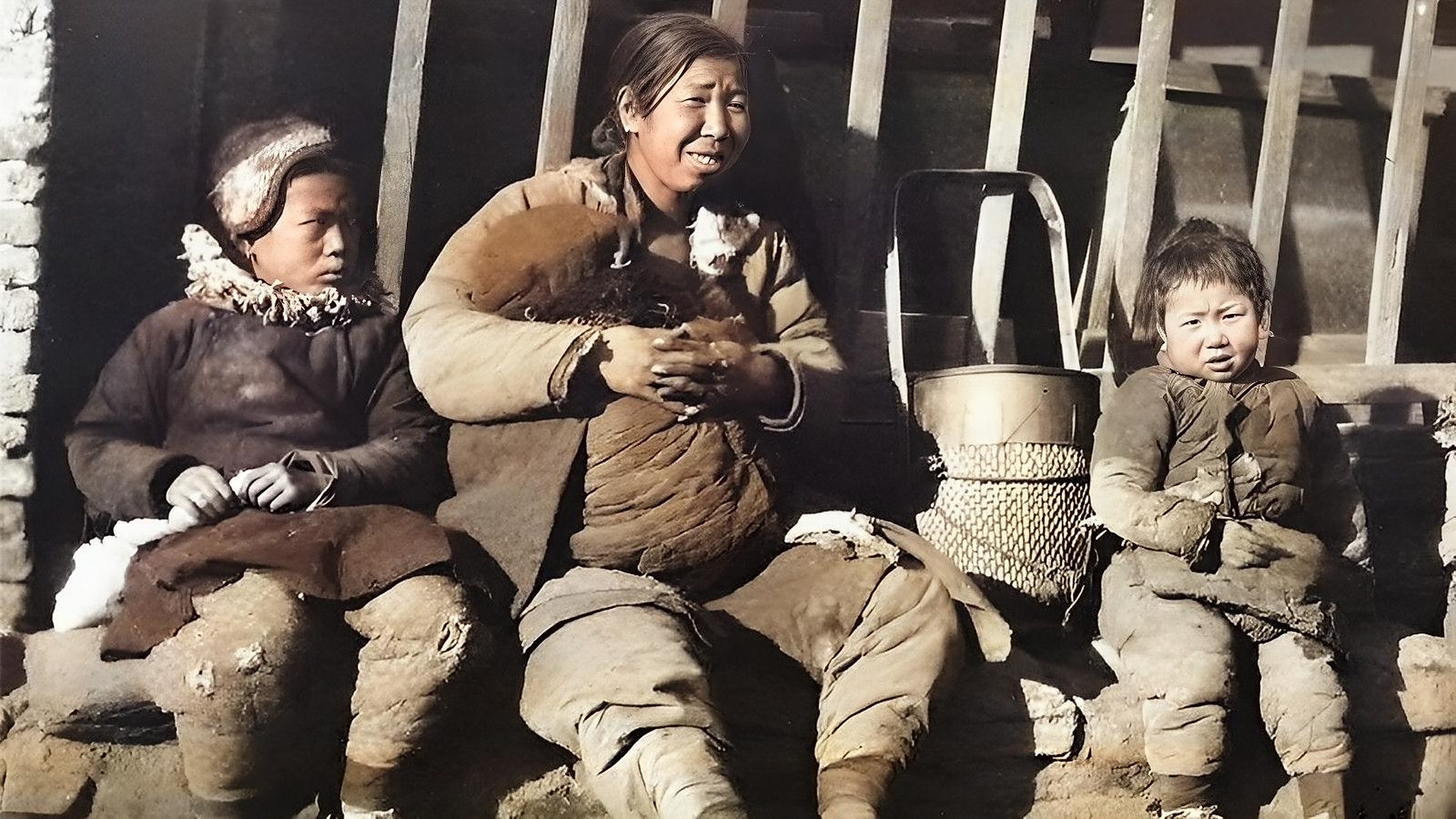 三个孩子中的一个仍在接受母乳喂养.