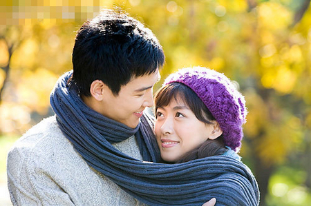 在现实生活中,确实有许多傻女人,她们过于天真,总以为在爱情的世界里