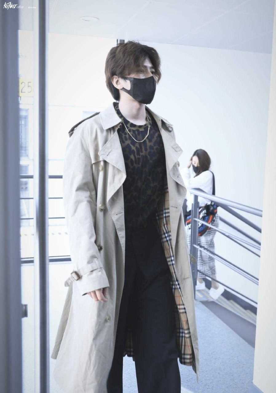 蔡徐坤 行走的衣架子,穿风衣的坤坤稳重大气,绅士风度十足