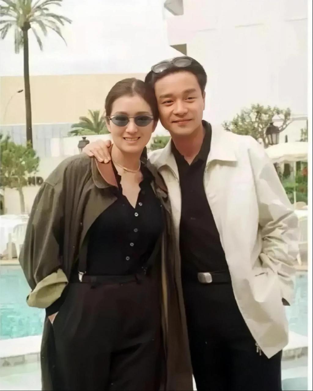 1993年,拍摄参演电影《霸王别姬》时张国荣和巩俐相识,据说当时张国荣