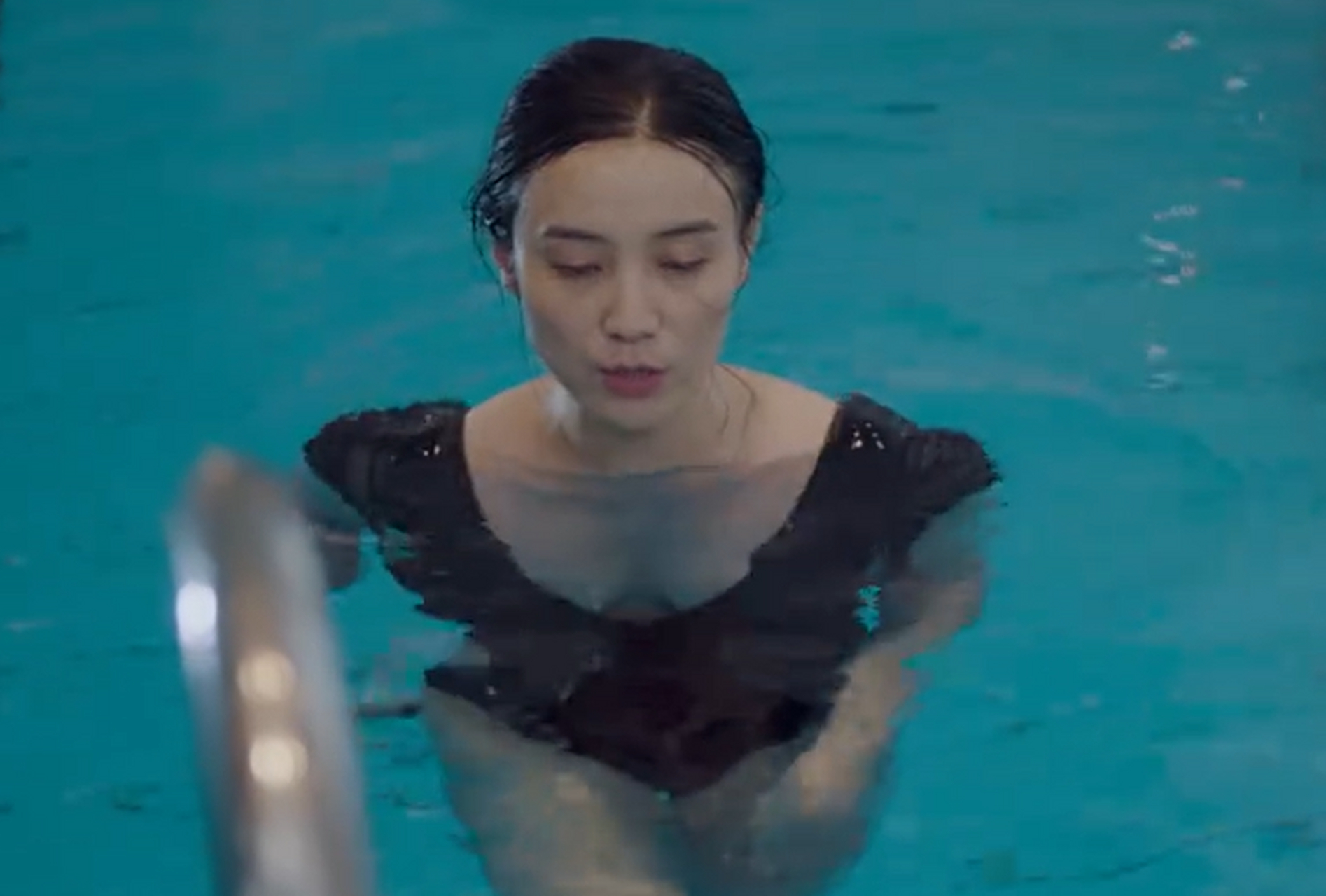 娱乐圈女明星#  41岁宋佳性感泳装照曝光!