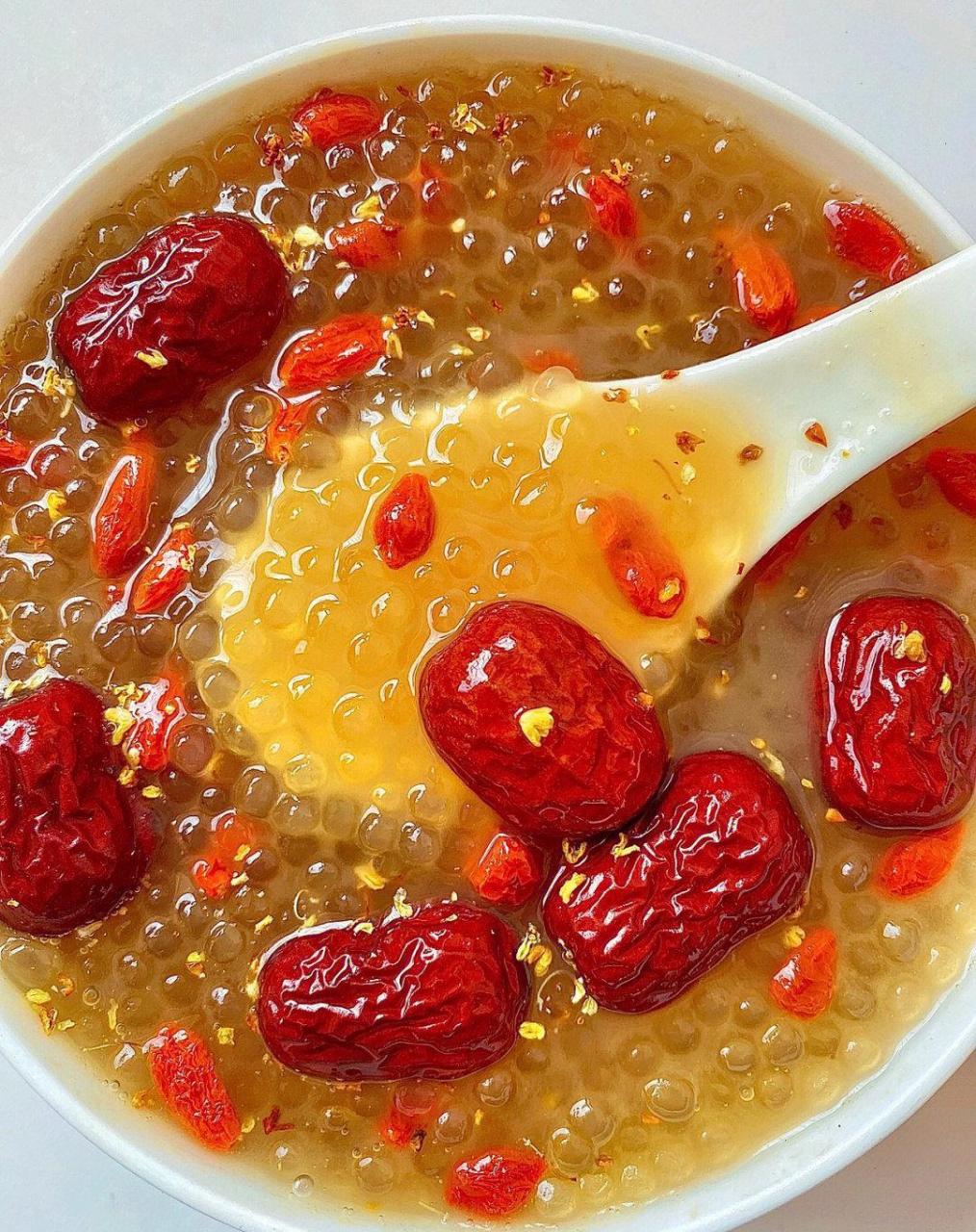 这个姜枣红糖西米露真的赞爆!q弹爽滑!一口一口炫不停!