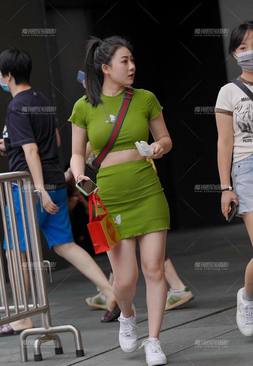 穿搭美图|街拍绿色裙子套装的活力小姐姐