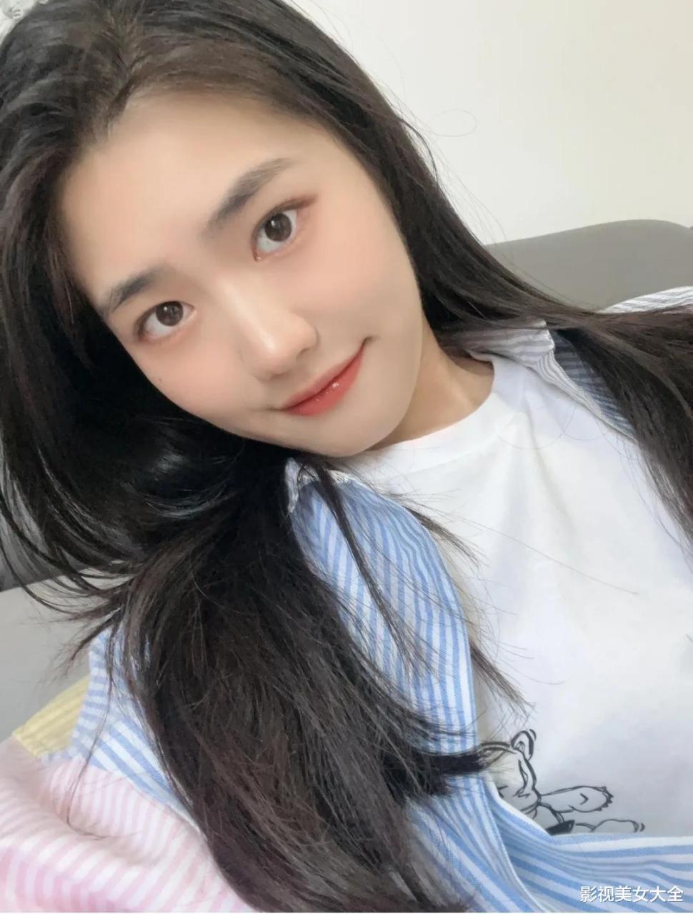 大四艺术系系花,今年23岁还是单身,高颜值气质型美女,小仙女一枚