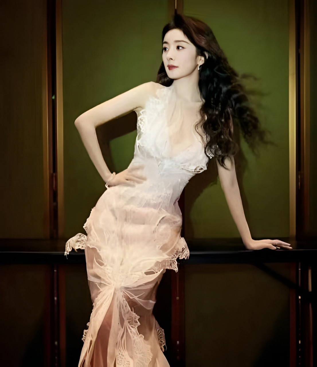 外国女明星还真敢穿,难怪杨幂要给裙子加内衬!不然肯定会被网友骂的!