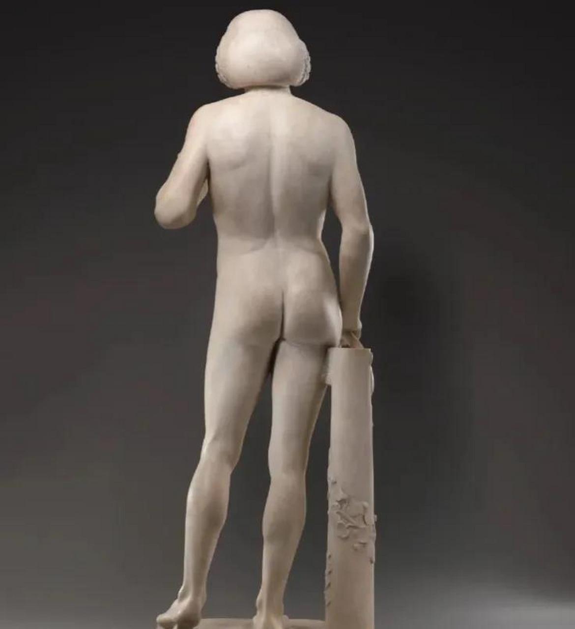 博物馆收藏着一尊亚当的雕像.