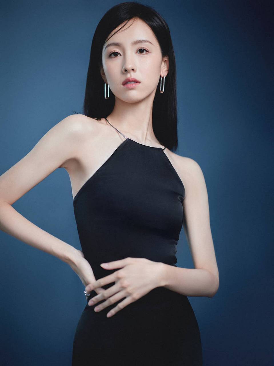 陈都灵时尚写真大片,大秀美背尽显好身材!