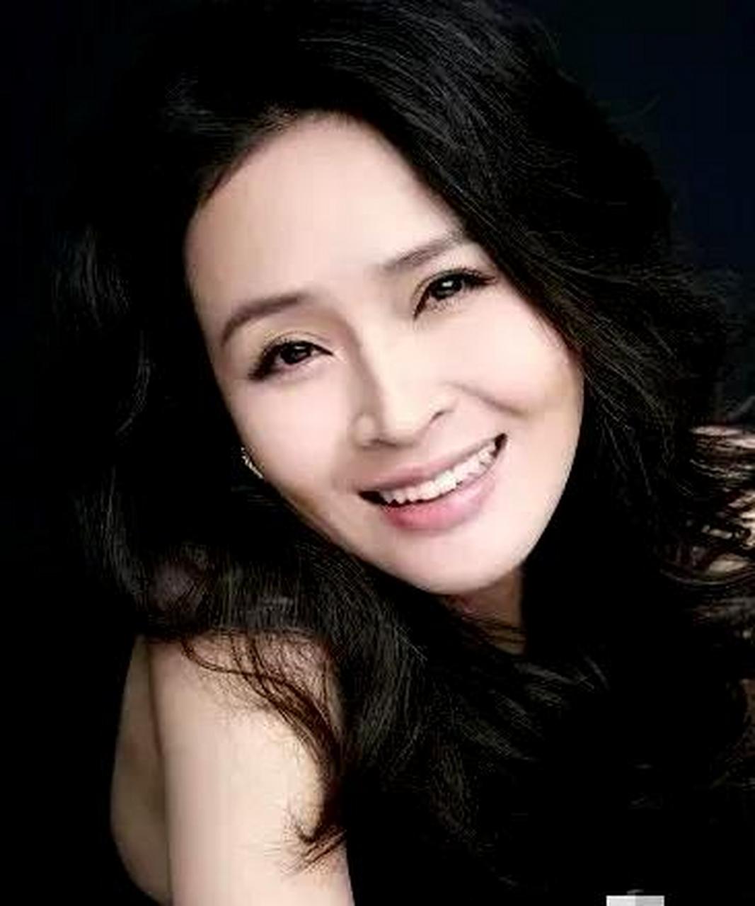 于明加不仅长得漂亮,而且演技非常出色.