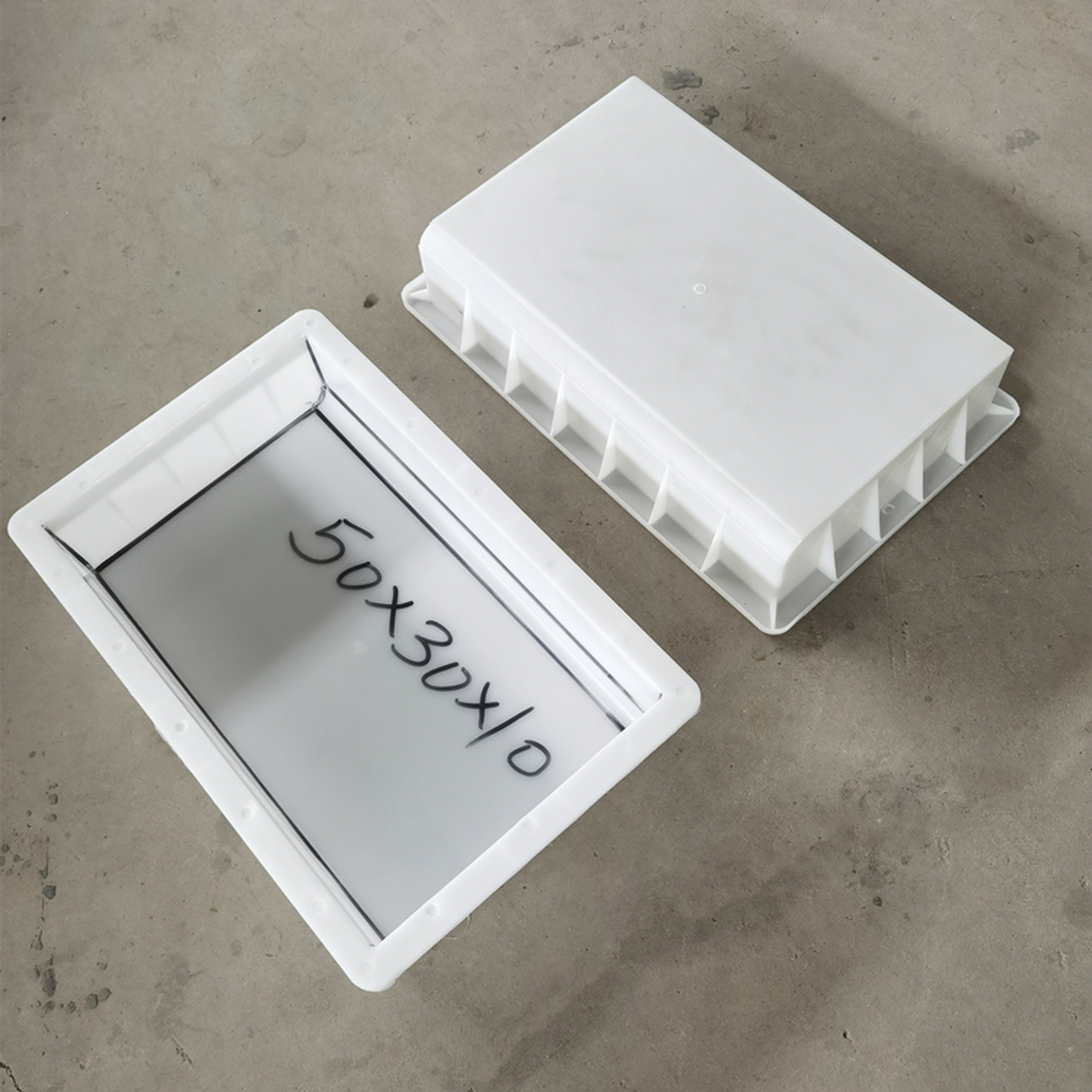 塑料路缘石模具# #路沿石模具##路沿石#  路缘石是道路绿地边缘实的