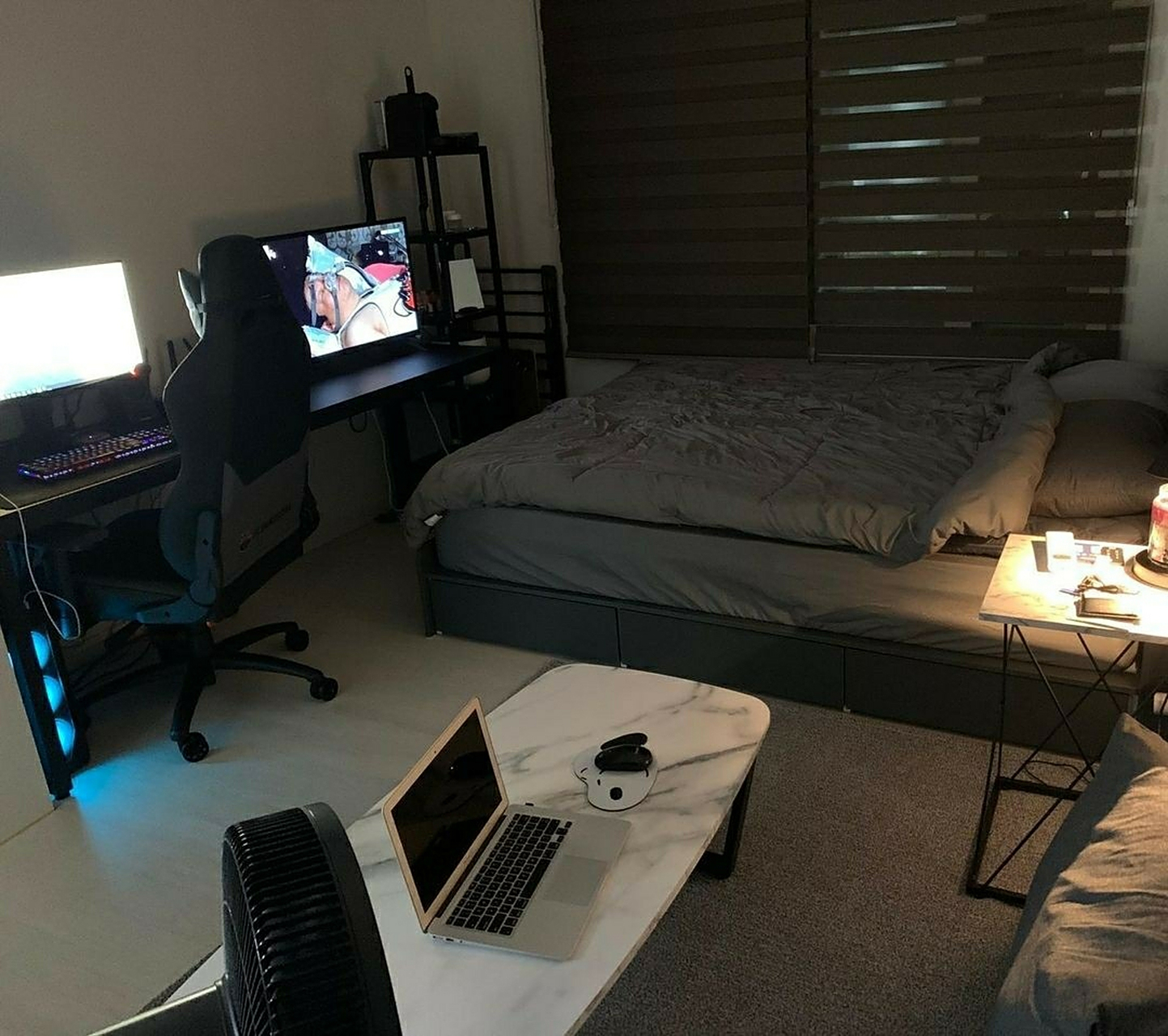 男孩子的卧室电脑与电竞椅是标配吧[暗中观察r] 很适合男孩子的卧室