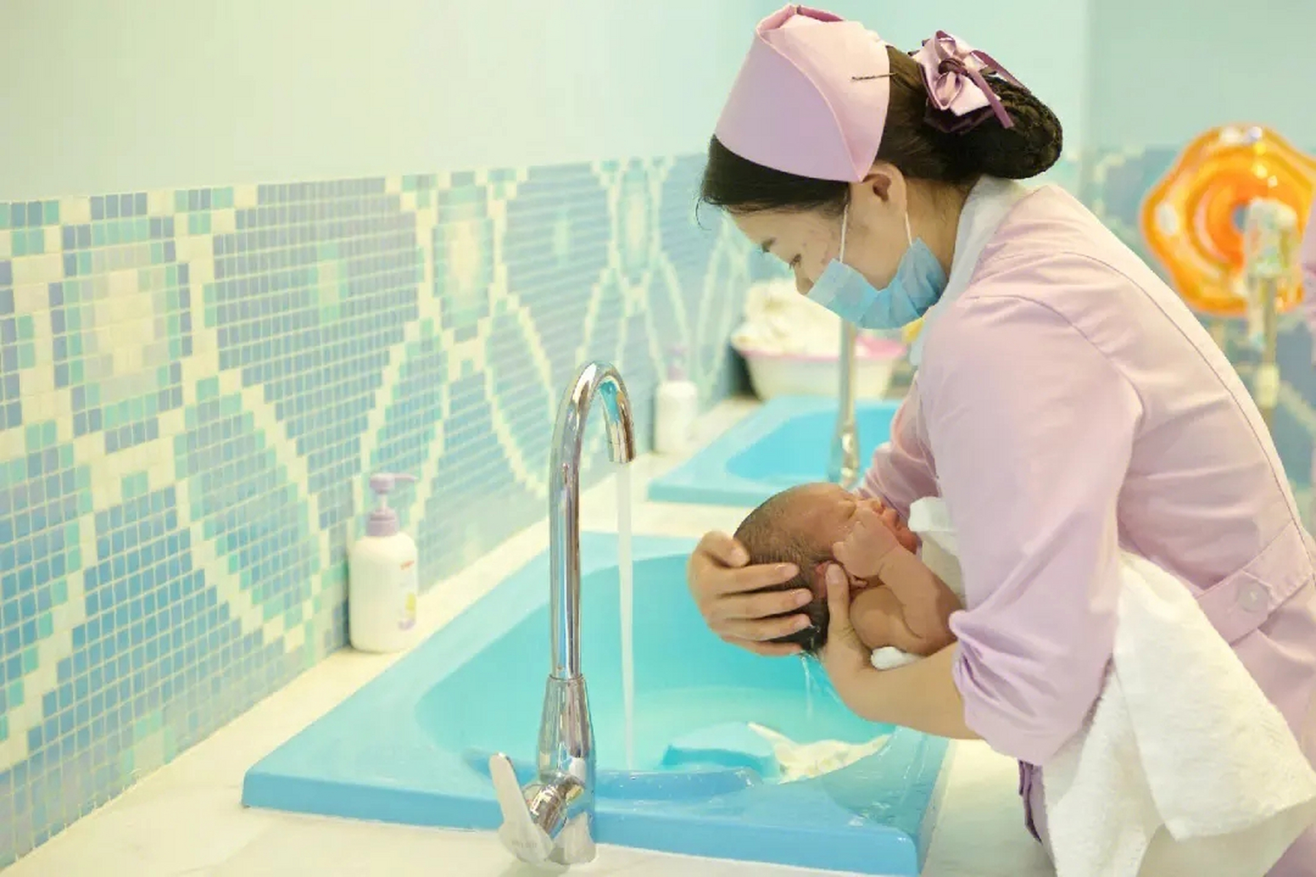 男子带刚出生23天的儿子去县中医院洗澡,护士给婴儿做该医院的腹部