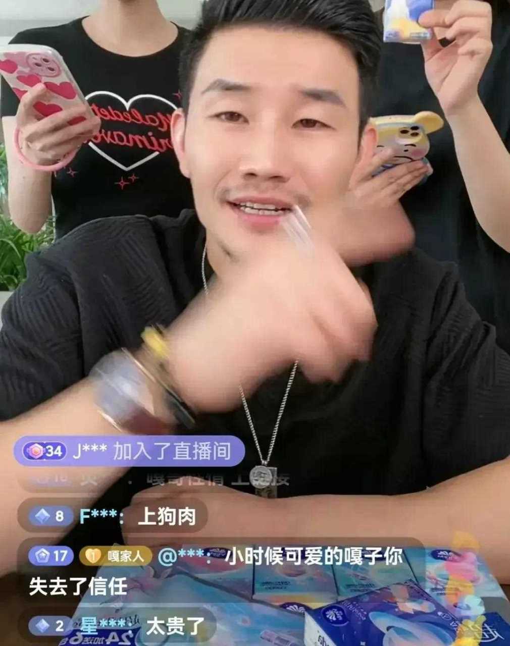 真没想到嘎子居然是这种人,在直播间里面让美女陪着直播,不得不说嘎子