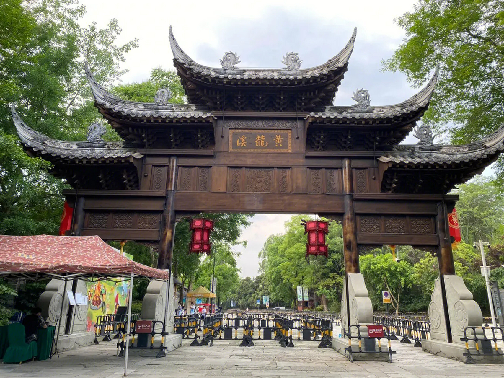 双流黄龙溪古镇:是当地的一个地标旅游打卡点,也是成都市最受欢迎的一