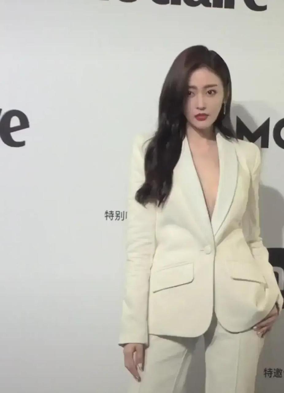 这是郭麒麟的绯闻女友,身材太好了,这应该是每个男人心中的理想型!