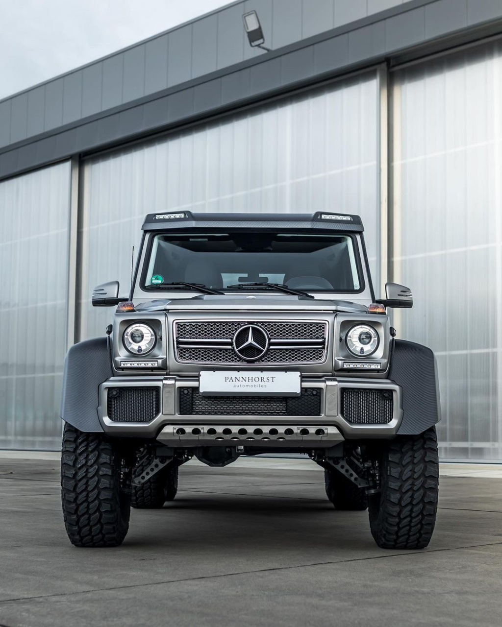 一,外观设计:硬朗风格的完美诠释  奔驰g63的外观设计是其硬朗风格