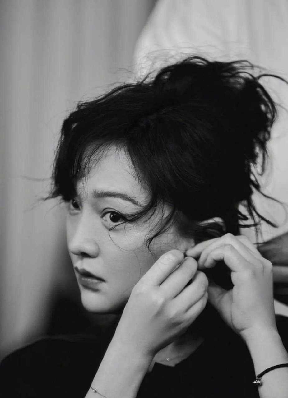 周迅美照,黑白底调下,专注而漂亮的侧颜,虽说女生没有"就应该"的样子