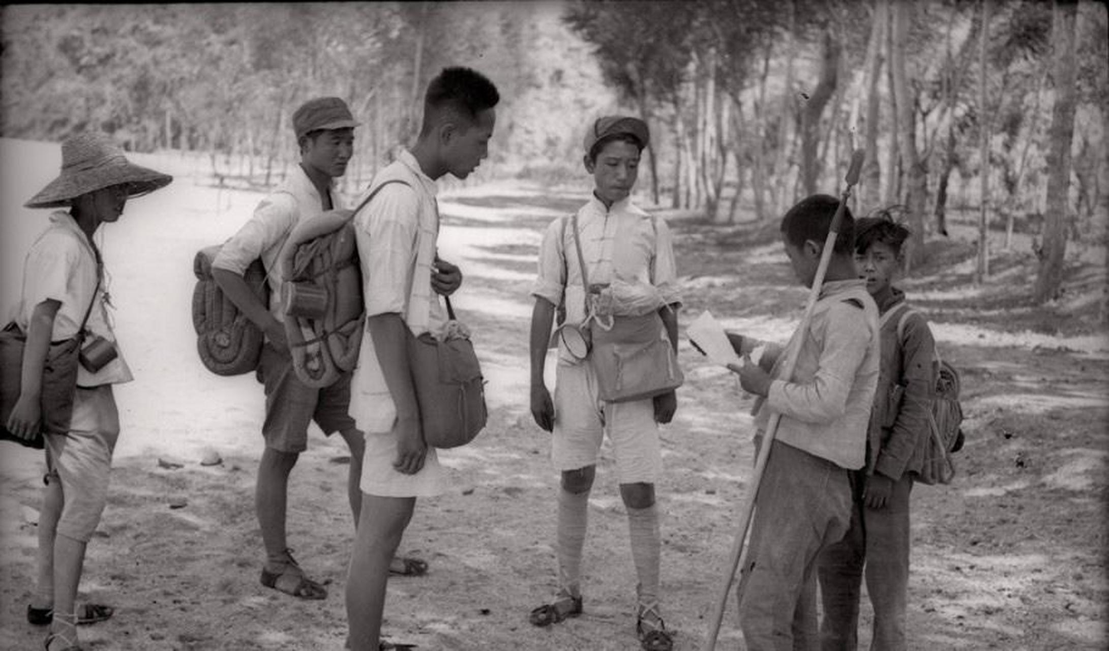 1940年,河北唐县,儿童团员站岗查路条