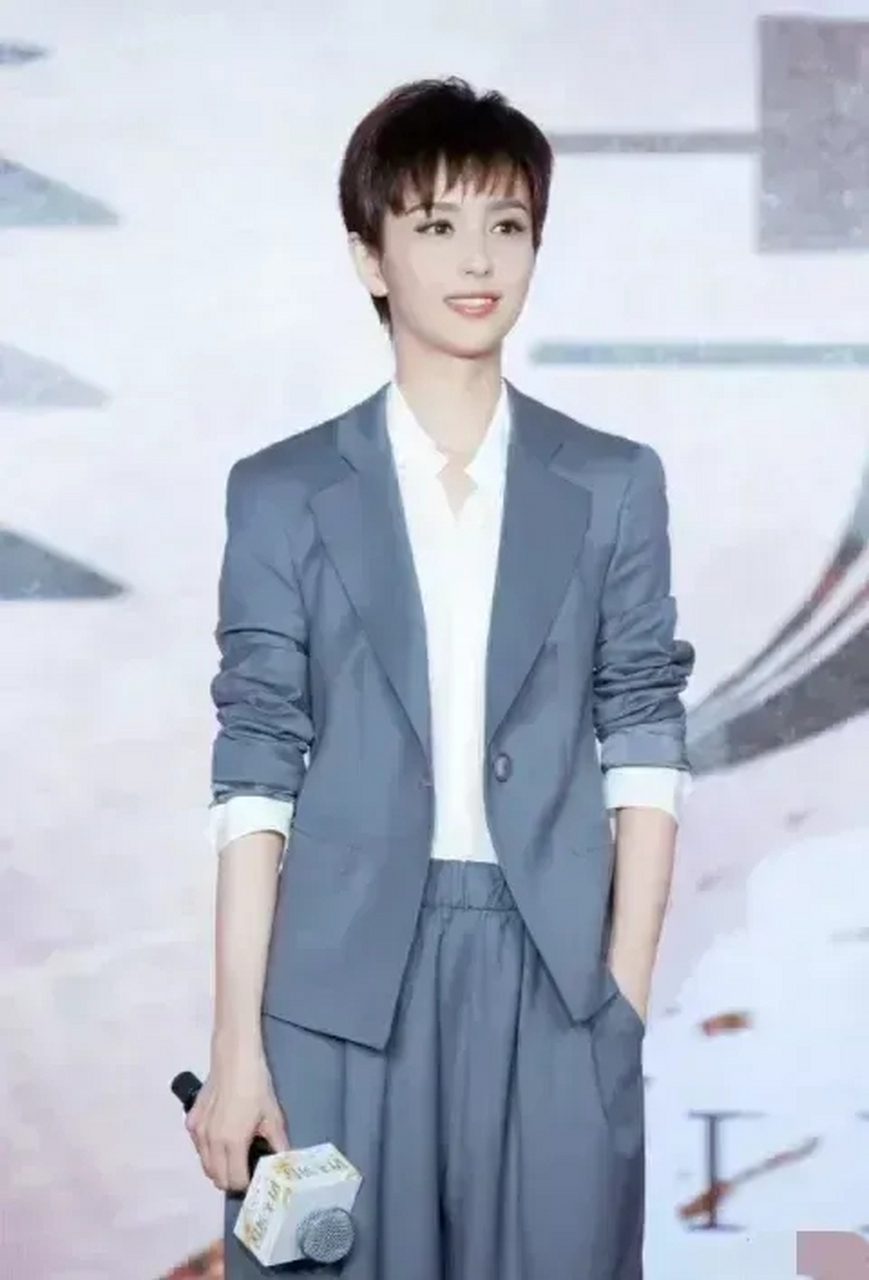 佟丽娅女扮男装真的帅呆了,佟丽娅剪掉了漂亮的长发,穿上了帅气的西装