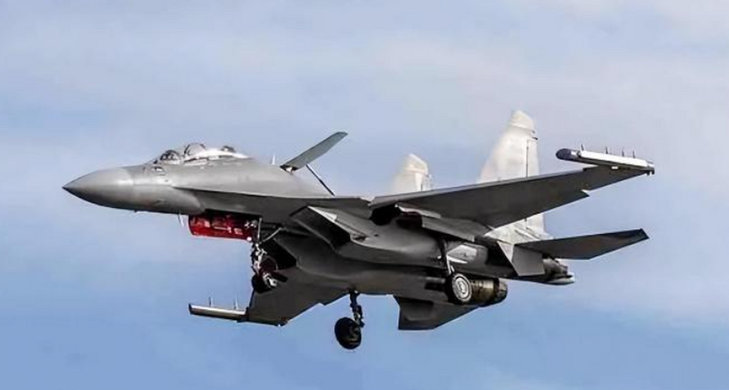 近期,中国国产战斗机歼-16在国内外航空领域引起广泛关注.