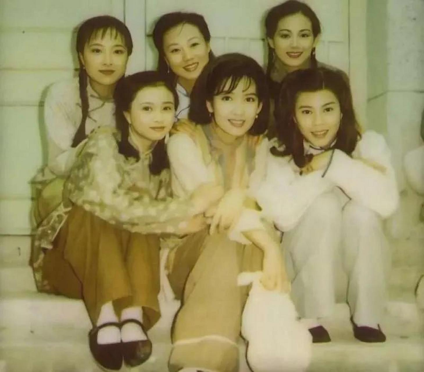 这是一张90年代的香港女星们的合影.