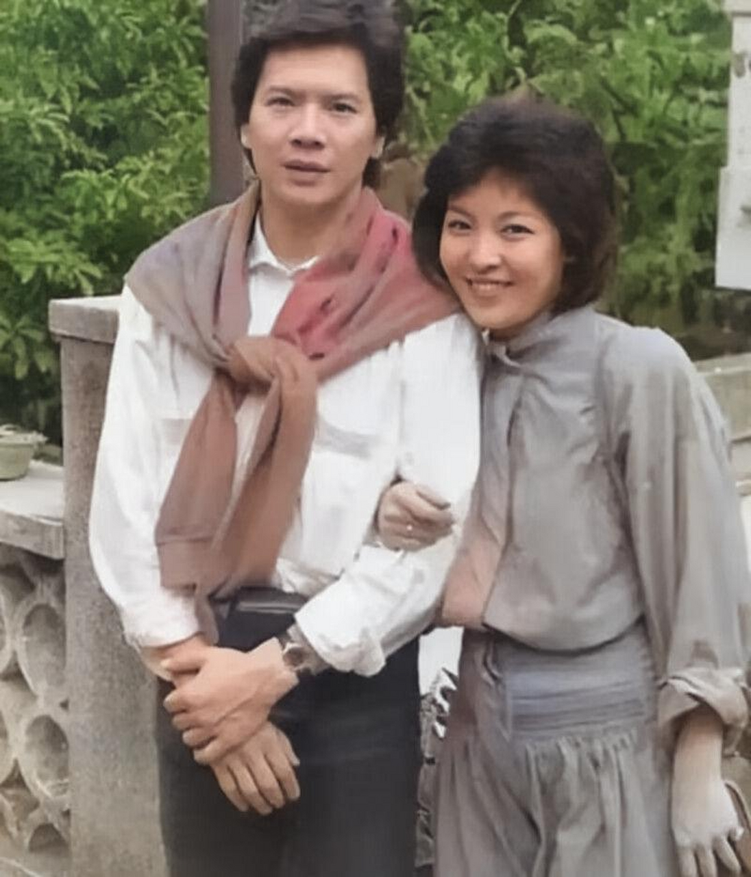 上世纪80年代,一张向华强和陈岚的老照片,这是他们的蜜月照,隔着屏幕