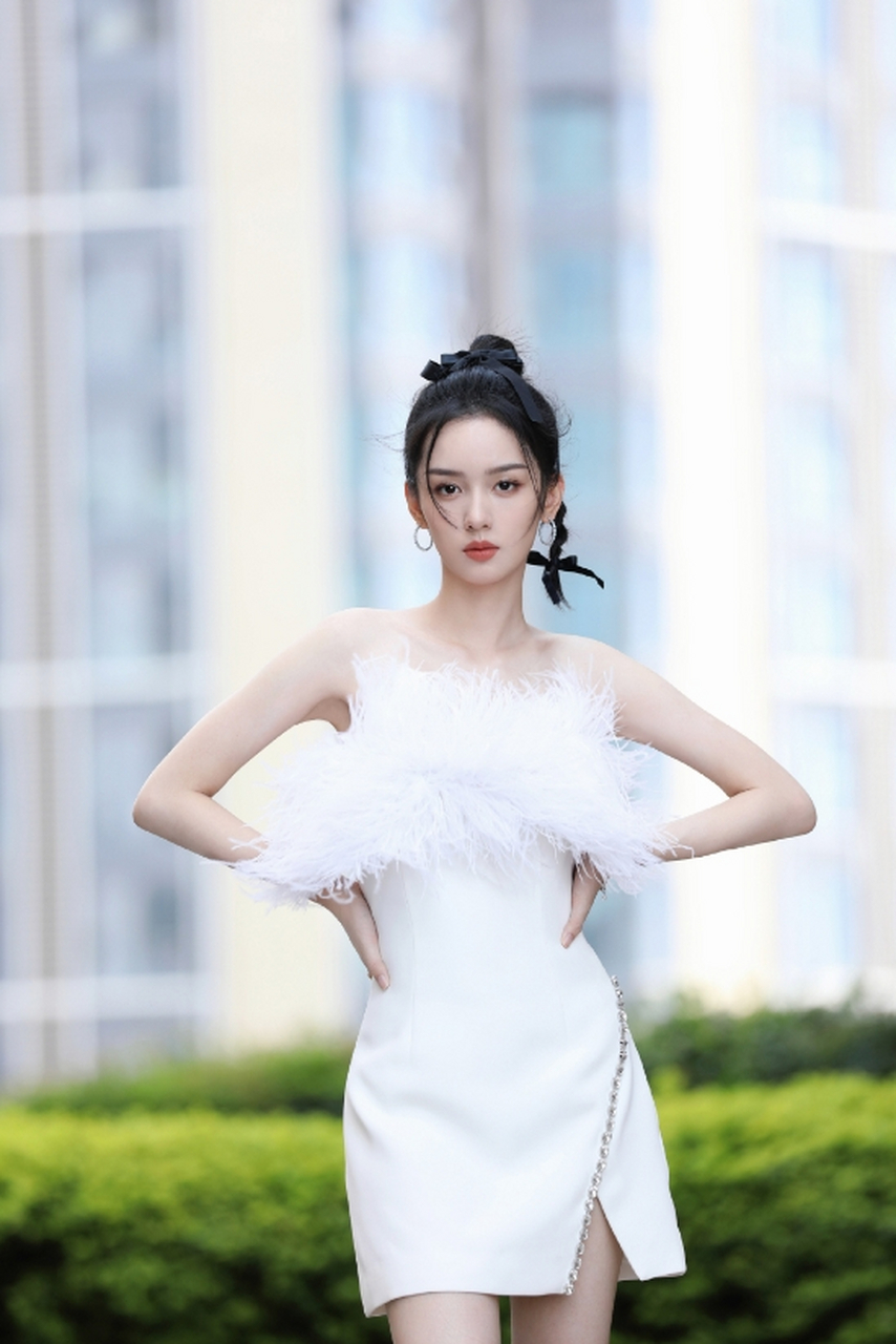 貌若桃花,水灵秀气的#周也# 身穿白色抹胸羽毛裙,雪肤玉貌,精致锁骨